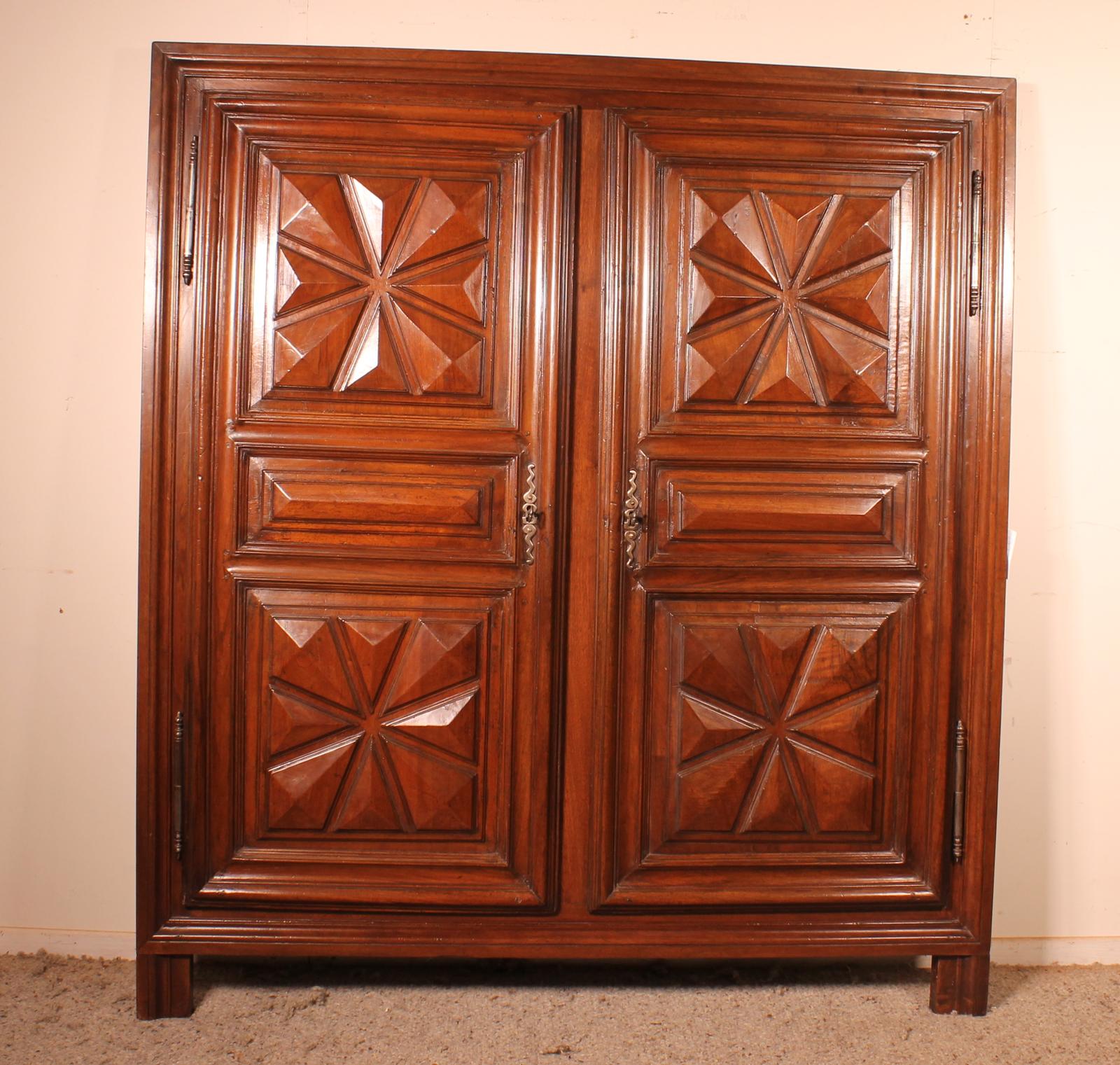 Closed in Walnut Louis XIII Maltese Cross - 17th Century (1 of 5)