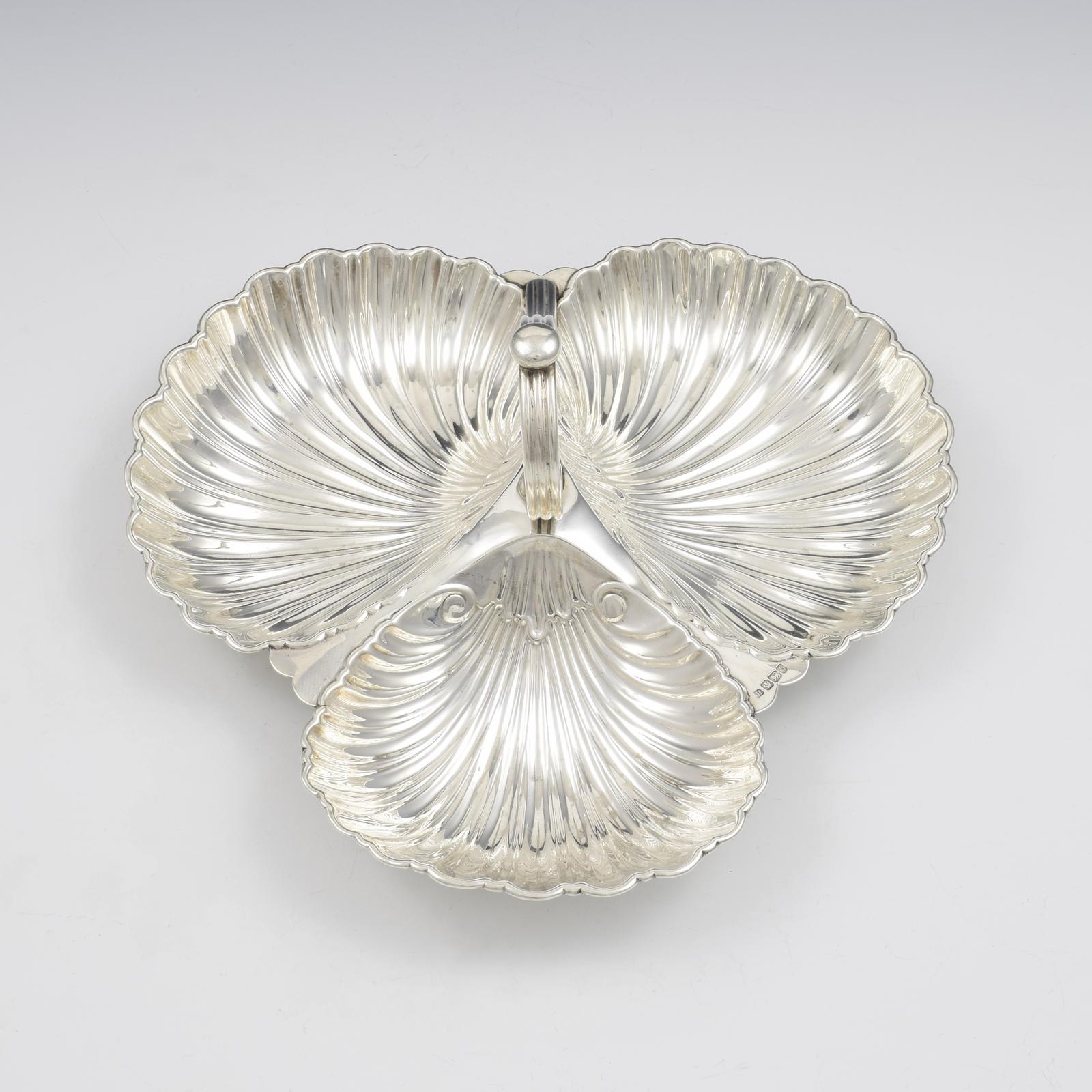 Large English Sterling Silver Trefoil Shell Serving Dish 1900 Harrison Brothers & Howson (1 of 12) Large English Sterling Silver Trefoil Shell Serving Dish 1900 Harrison Brothers & Howson (1 of 12)