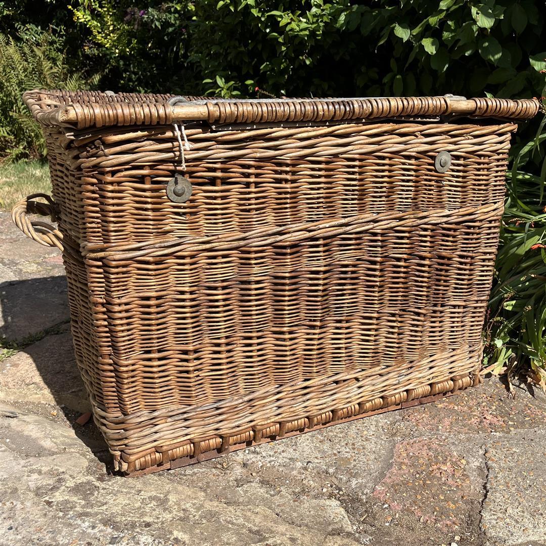 Large Vintage Laundry Basket Hamper on Wheels (1 of 16) Large Vintage Laundry Basket Hamper on Wheels (1 of 16)