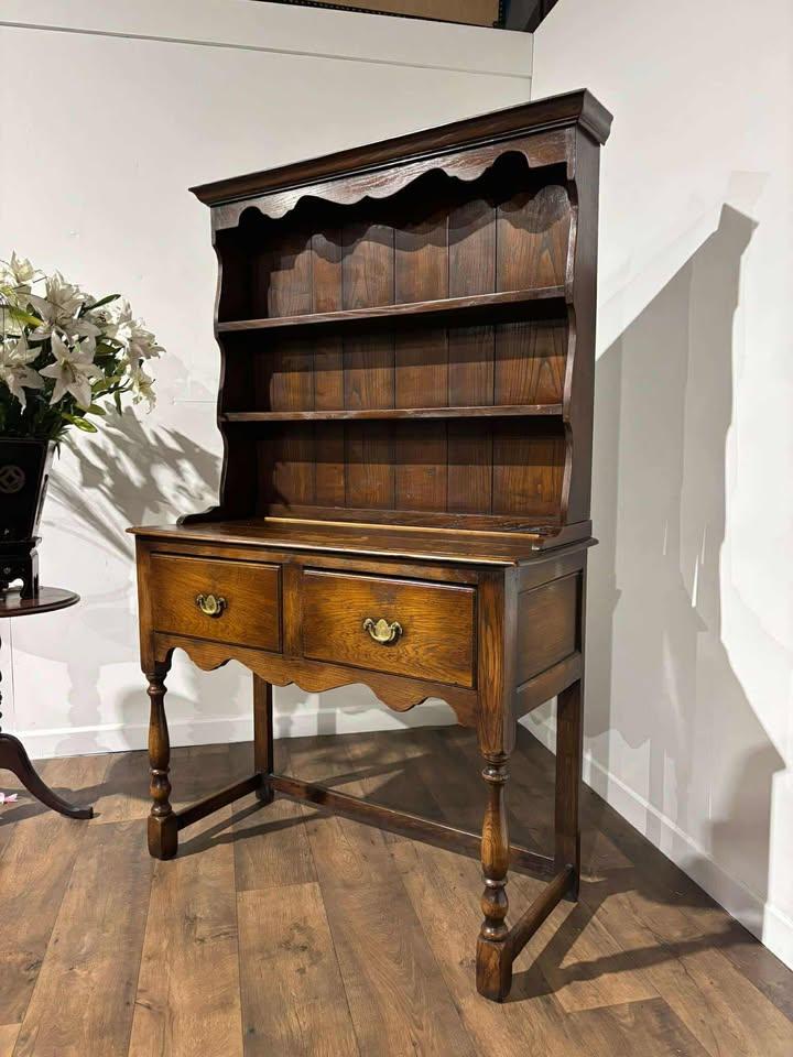 Vintage Oak Dresser on Turned Supports (1 of 15)
