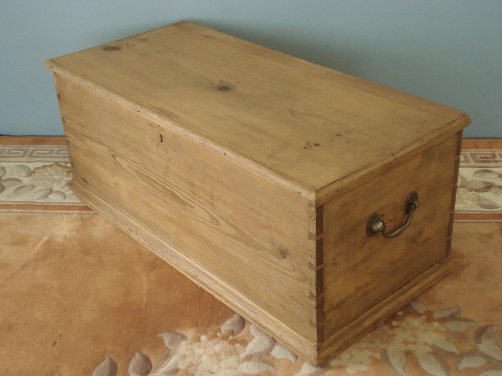 Blanket Chest with Gun Metal Lifting Handles LA440954