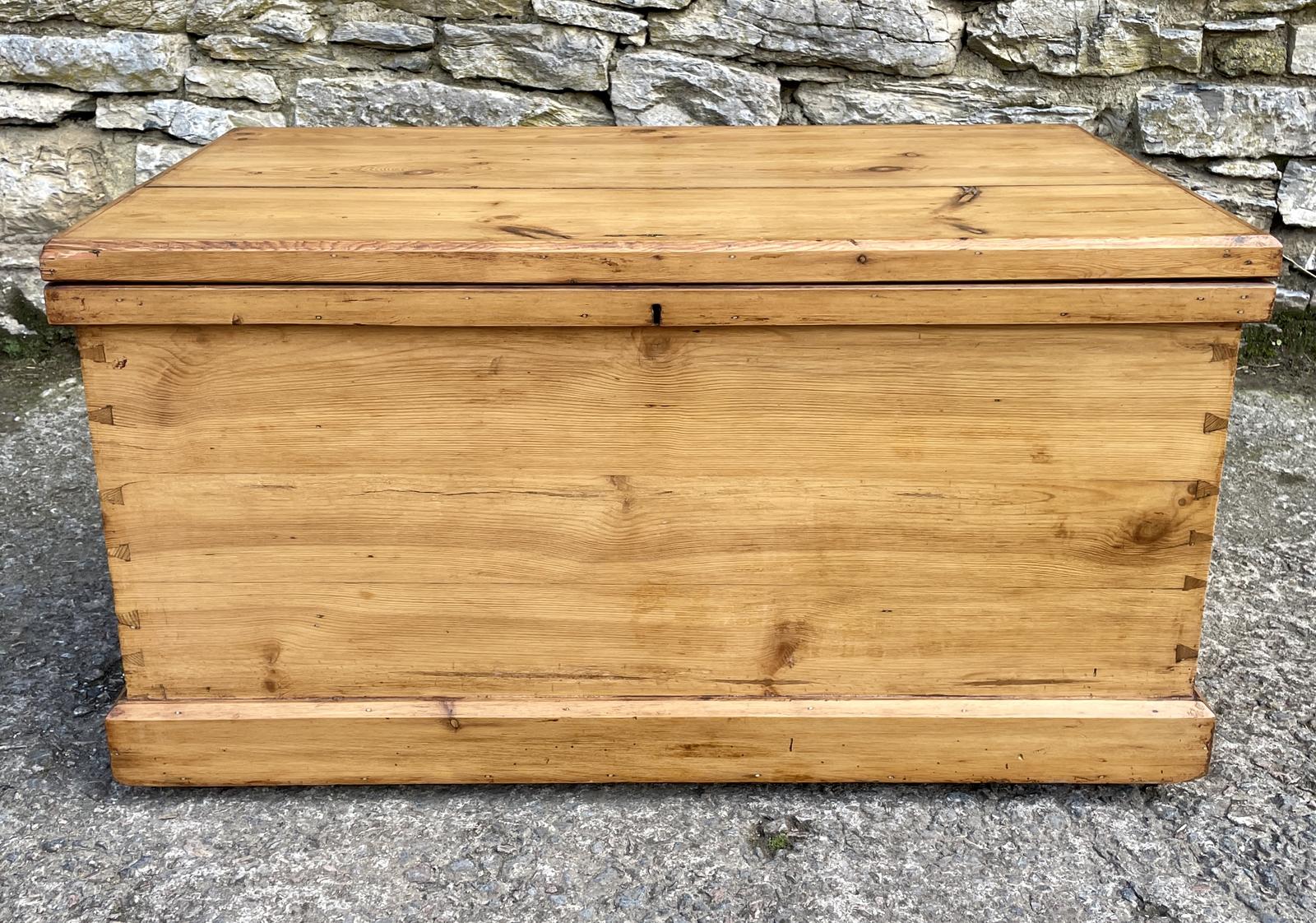 Large Antique Pine Blanket Box LA440927