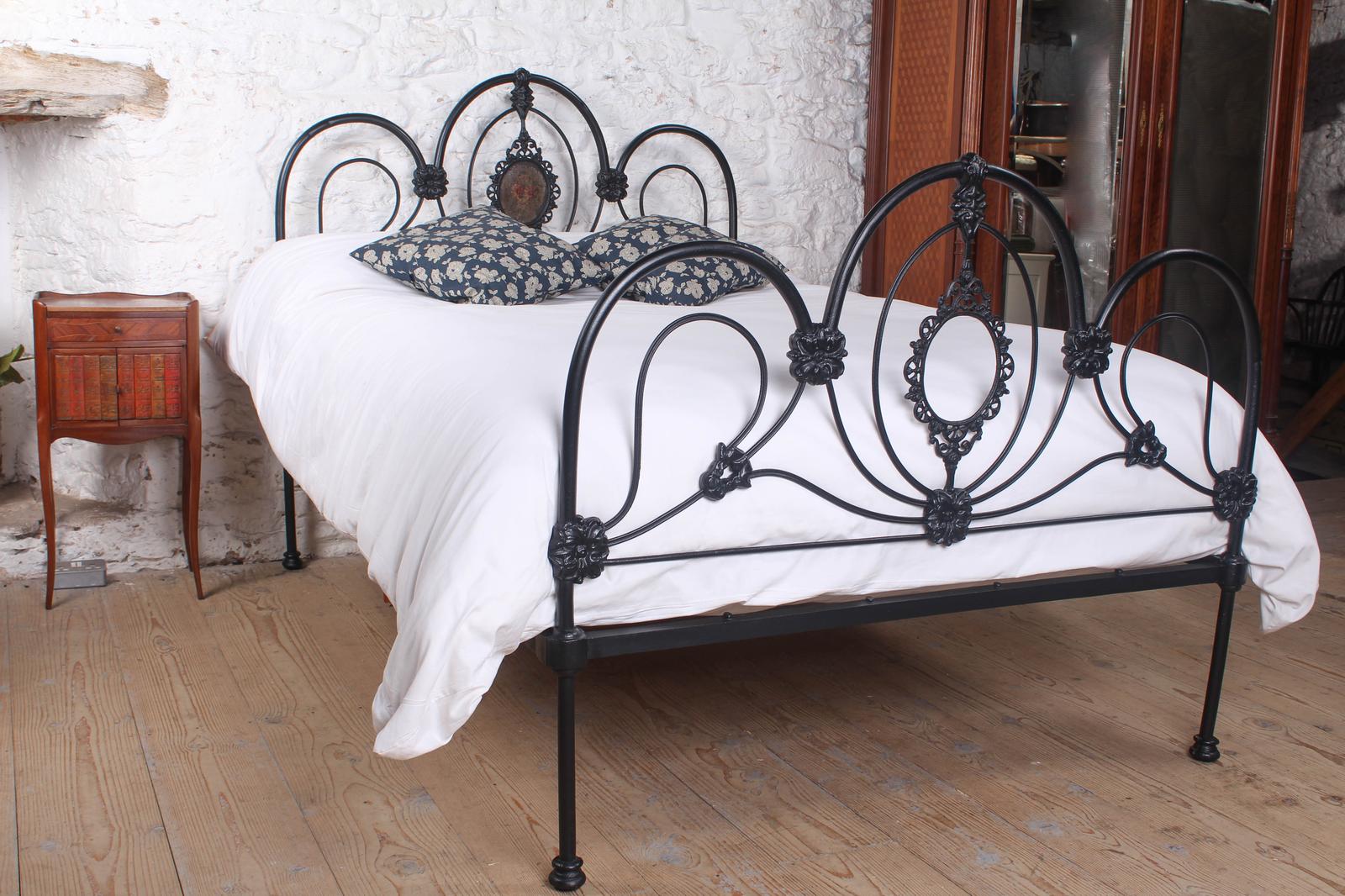 Rare & Beautiful Three Hoop Iron Double Bed (1 of 9)