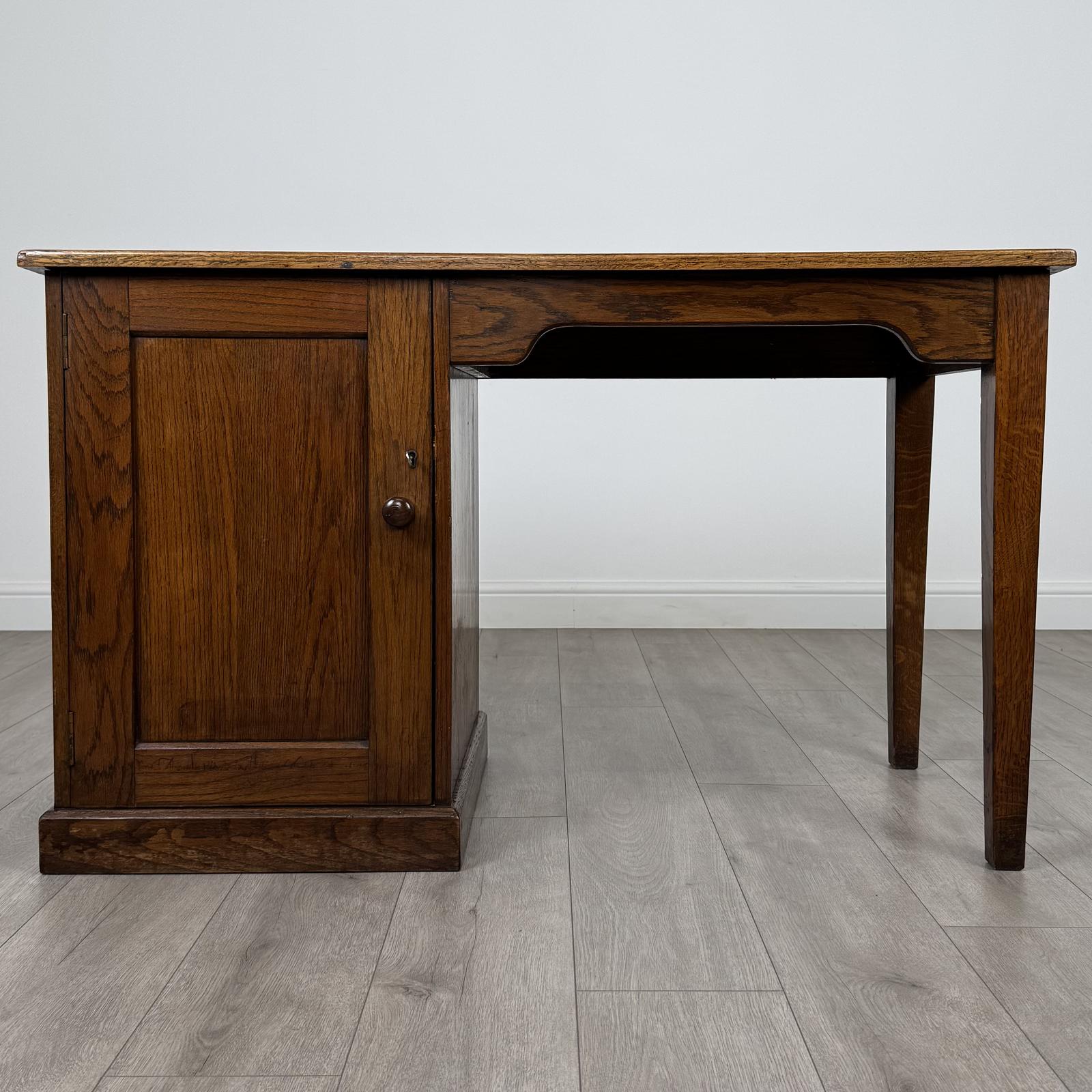 Antique 20th Century Good Quality Desk in Oak (1 of 10) Antique 20th Century Good Quality Desk in Oak (1 of 10)