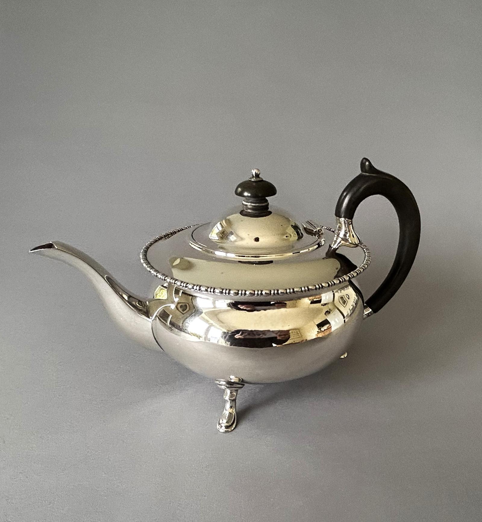 Superb Edwardian Family Sized Silver Teapot (1 of 7)