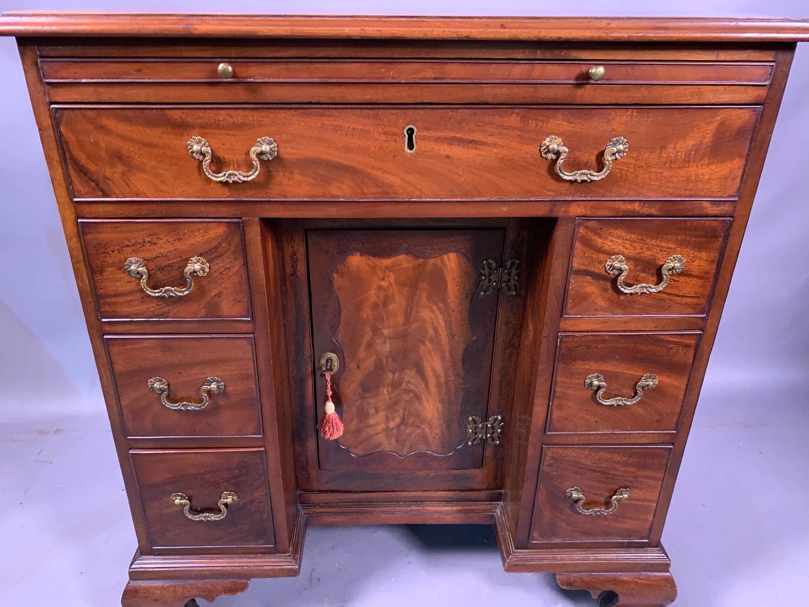 Good 18th Century Kneehole Desk in Mahogany (1 of 17) Good 18th Century Kneehole Desk in Mahogany (1 of 17)