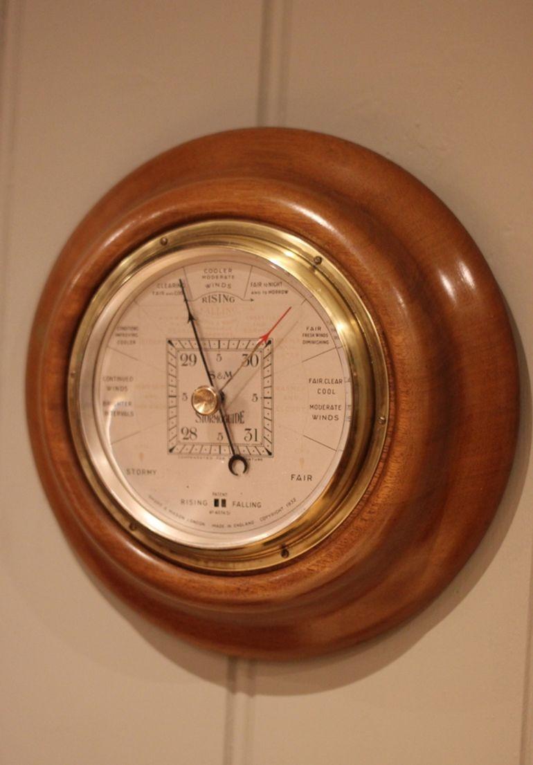 Walnut Circular Aneroid Barometer (1 of 11) Walnut Circular Aneroid Barometer (1 of 11)