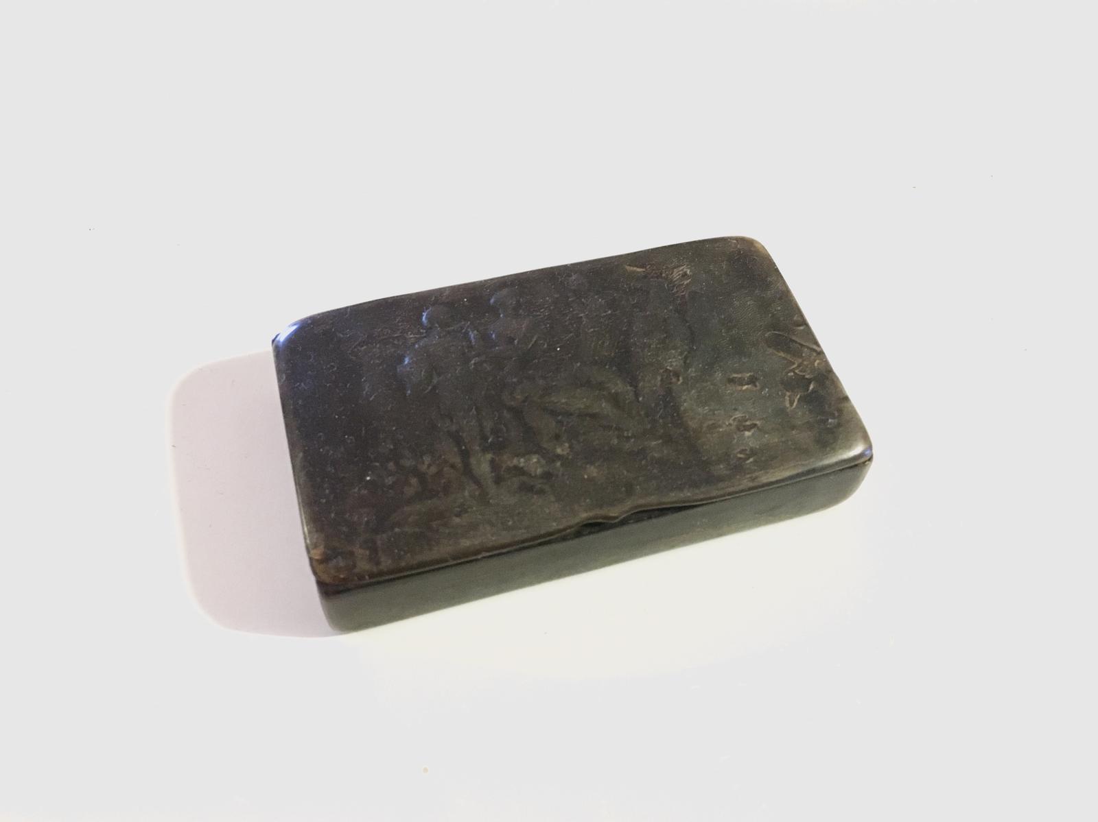 Georgian Horn Snuff Box with Carved Lid (1 of 3)