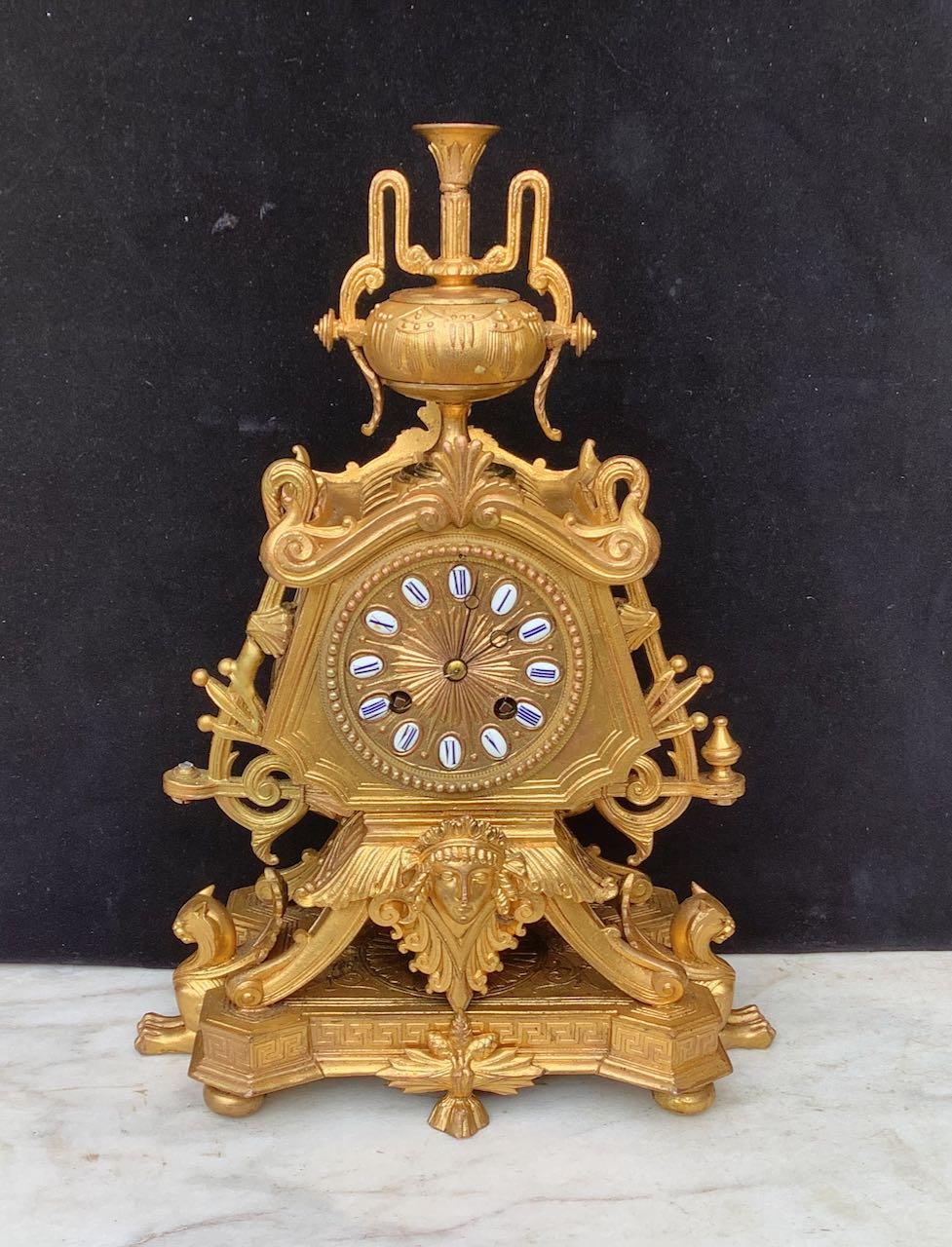 Distinctive French Mantle Clock (1 of 8) Distinctive French Mantle Clock (1 of 8)