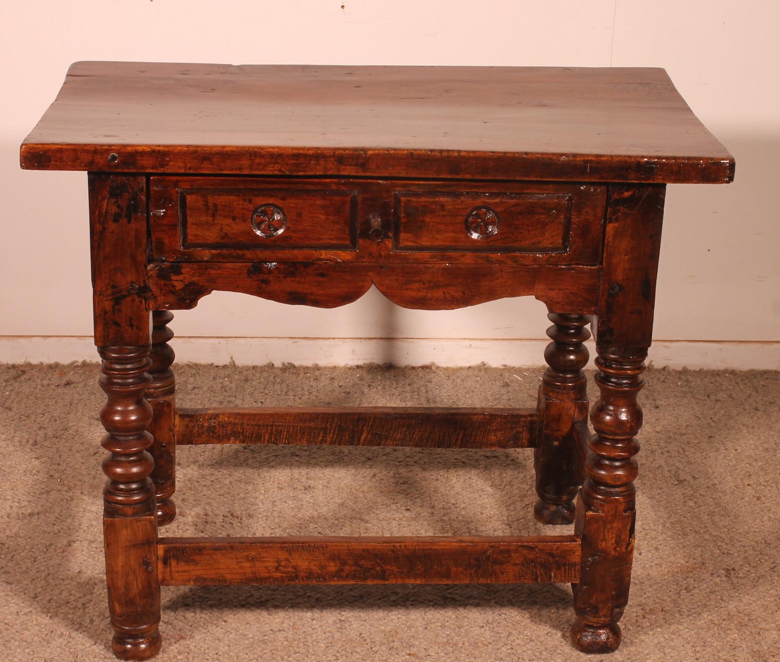 Spanish Tosinera Table in Walnut - 17th Century (1 of 10) Spanish Tosinera Table in Walnut - 17th Century (1 of 10)