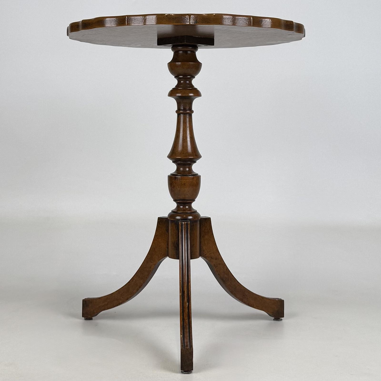 Antique 20th Century Small Side Table in Burr Walnut (1 of 5) Antique 20th Century Small Side Table in Burr Walnut (1 of 5)