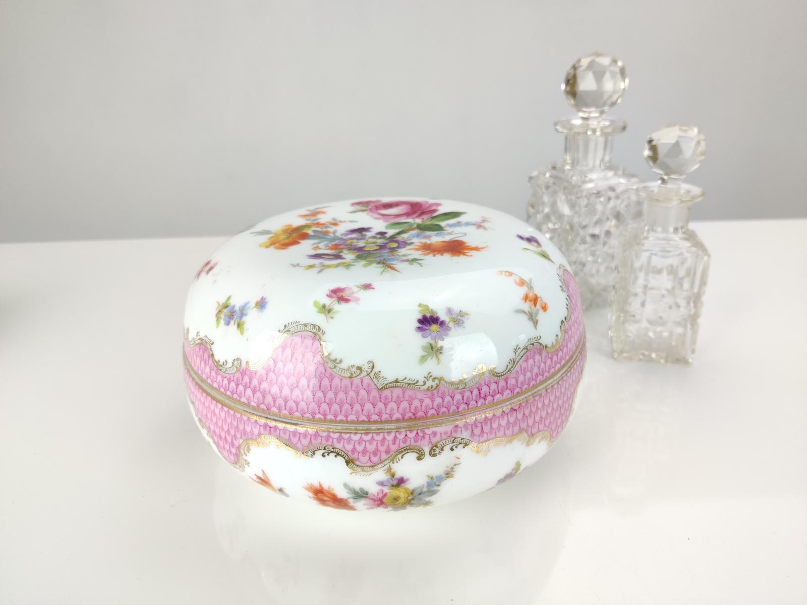 Crown Dresden  Bonbonière (1 of 11)