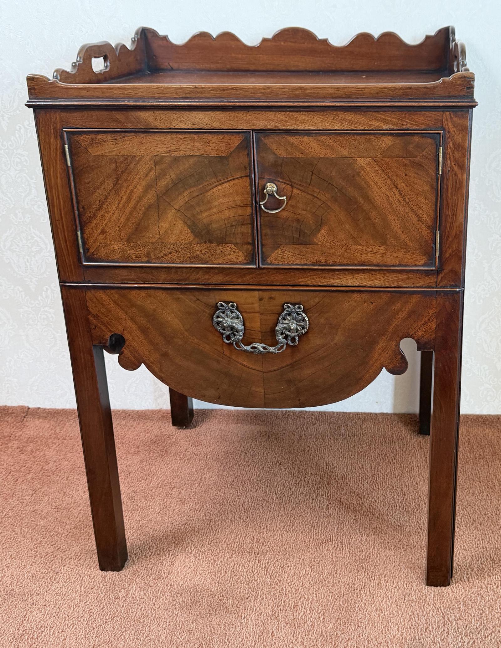 Classic 18th Century Tray Top Bedside Cabinet (1 of 6) Classic 18th Century Tray Top Bedside Cabinet (1 of 6)