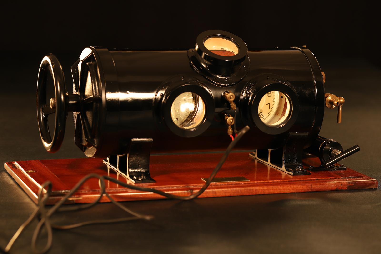 World War 2 Portable Altimeter Calibrator by Munro No 295 c.1940 (1 of 19)