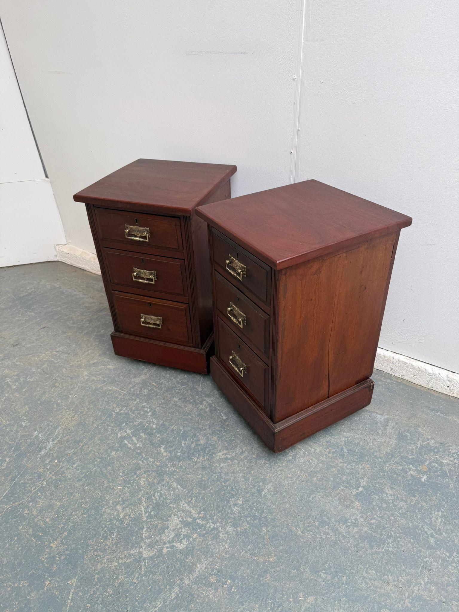 A Lovely Pair of Mahogany 3 Drawer Small Waxed Victorian Bedside Cabinets (1 of 11) A Lovely Pair of Mahogany 3 Drawer Small Waxed Victorian Bedside Cabinets (1 of 11)