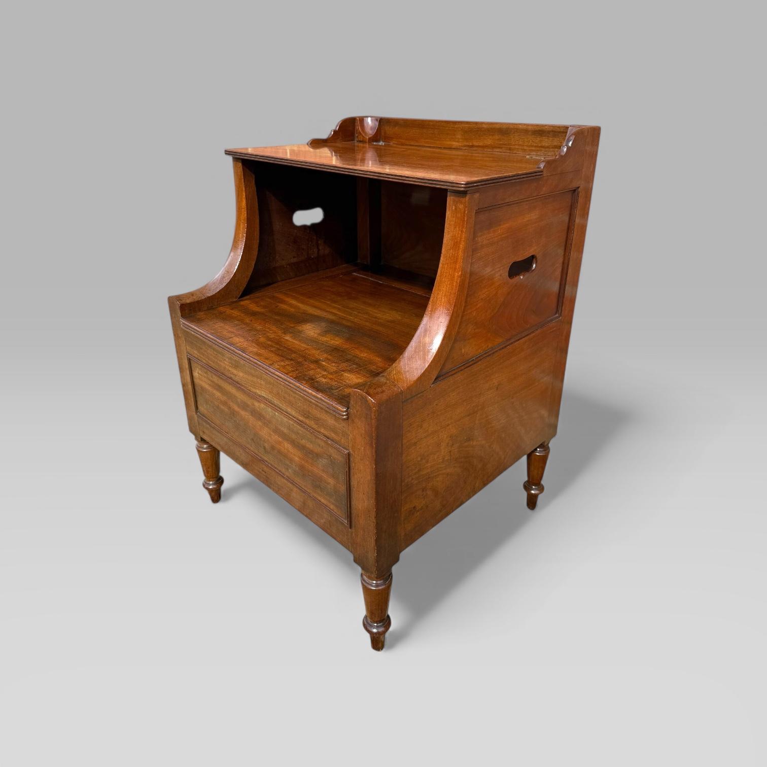 Antique Georgian Gillows Mahogany Bedside Table Cabinet | Pot Cupboard (1 of 16) Antique Georgian Gillows Mahogany Bedside Table Cabinet | Pot Cupboard (1 of 16)