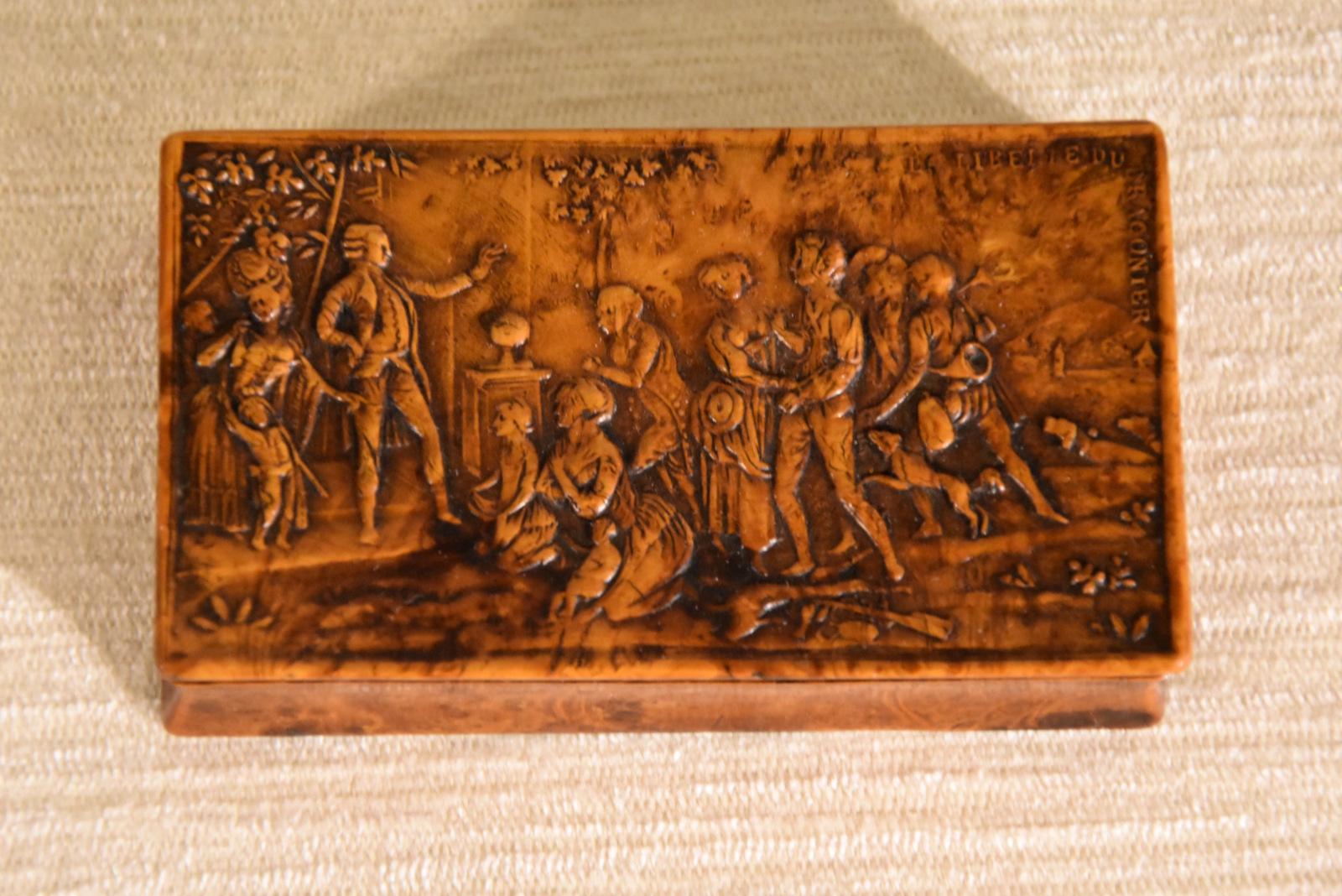Fine 18th Century Pressed Maple Snuff Box (1 of 4)