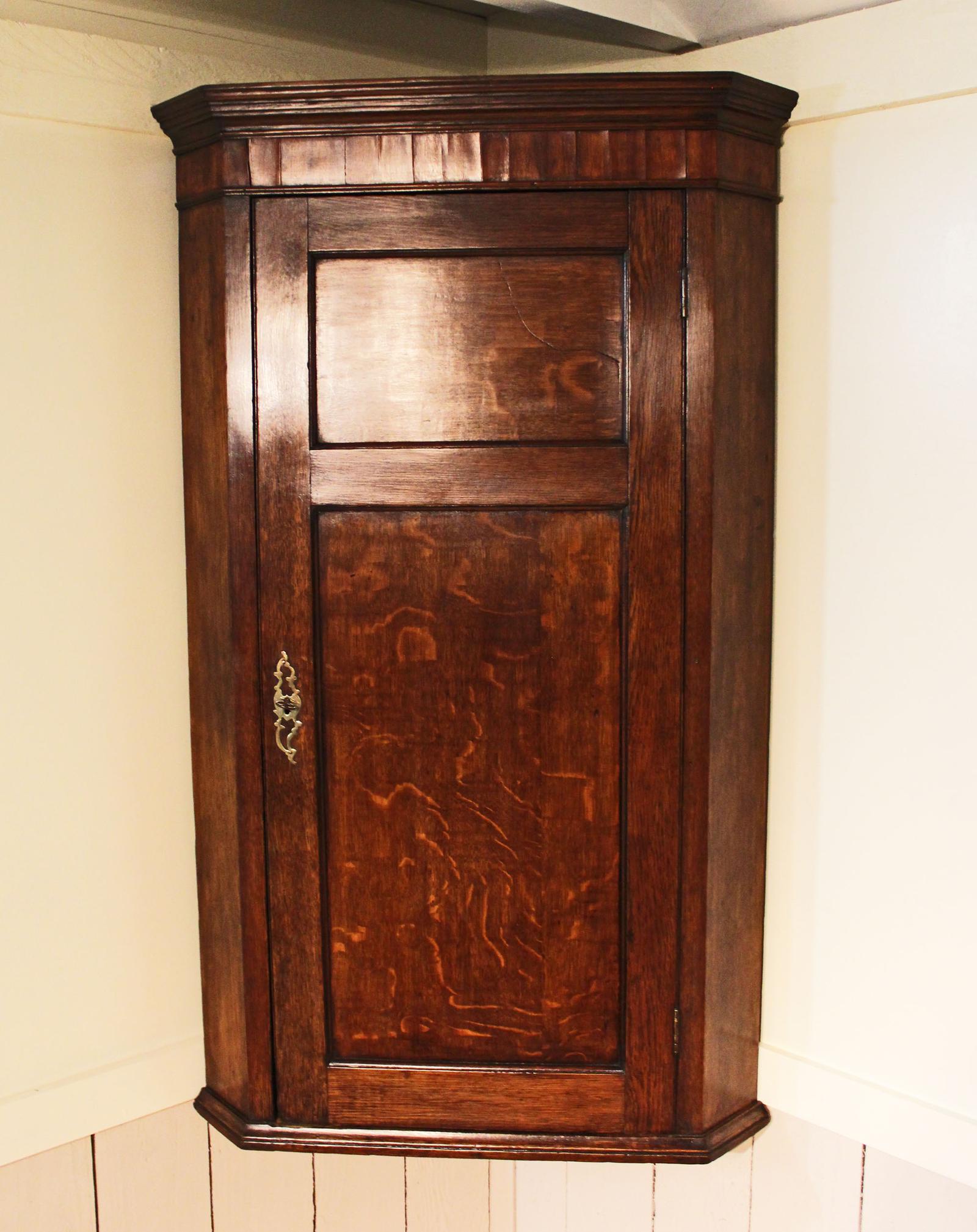 Georgian Oak Hanging Corner Cupboard c.1800 (1 of 12)