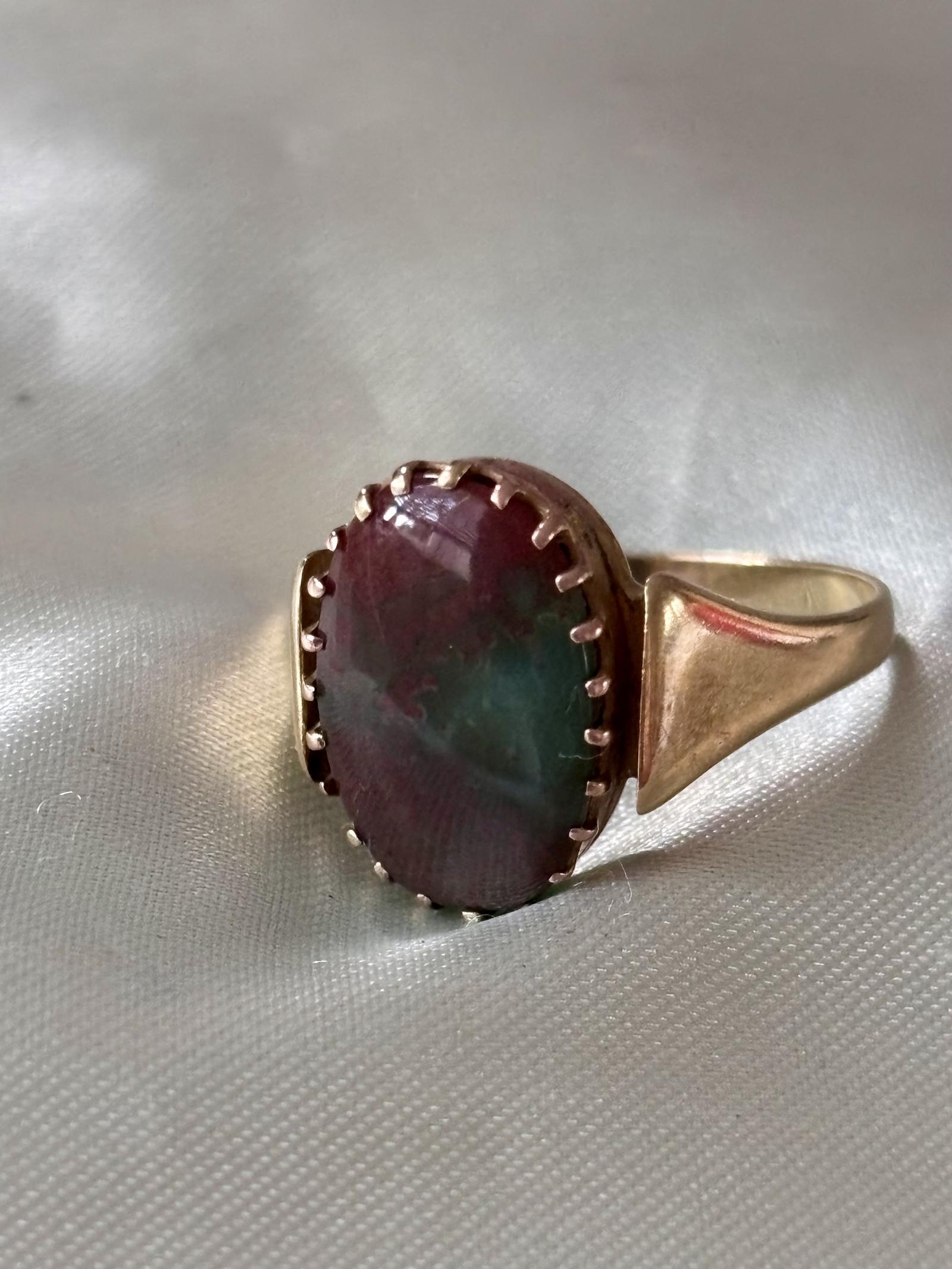Antique Gold & Bloodstone Ring (1 of 8) Antique Gold & Bloodstone Ring (1 of 8)