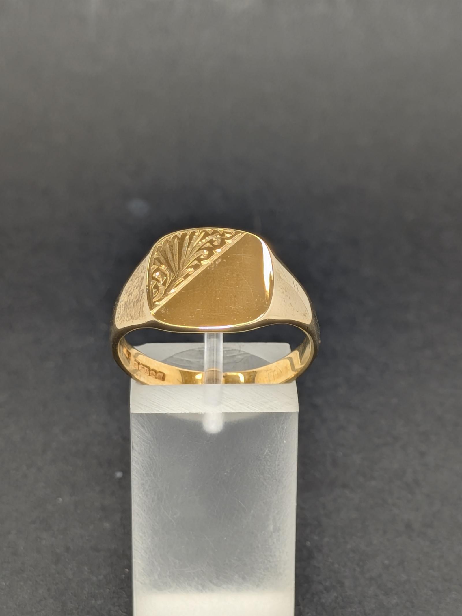Classic 9ct Signet Ring (1 of 8) Classic 9ct Signet Ring (1 of 8)