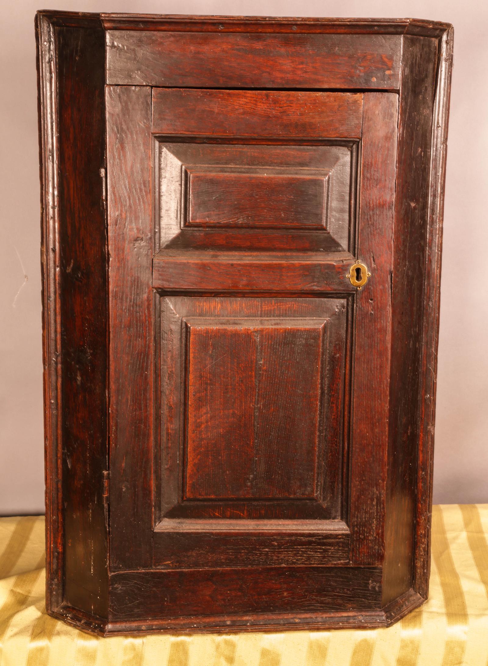 Good Early Oak Corner Cupboard (1 of 4)