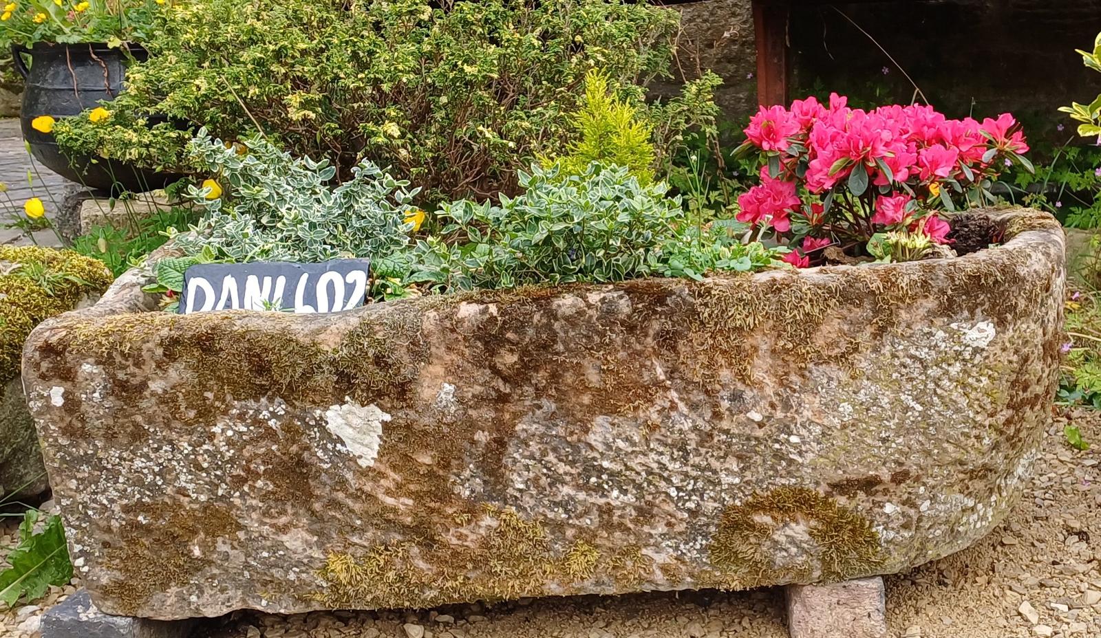 Antique Yorkshire Stone Pump Trough (1 of 2) Antique Yorkshire Stone Pump Trough (1 of 2)