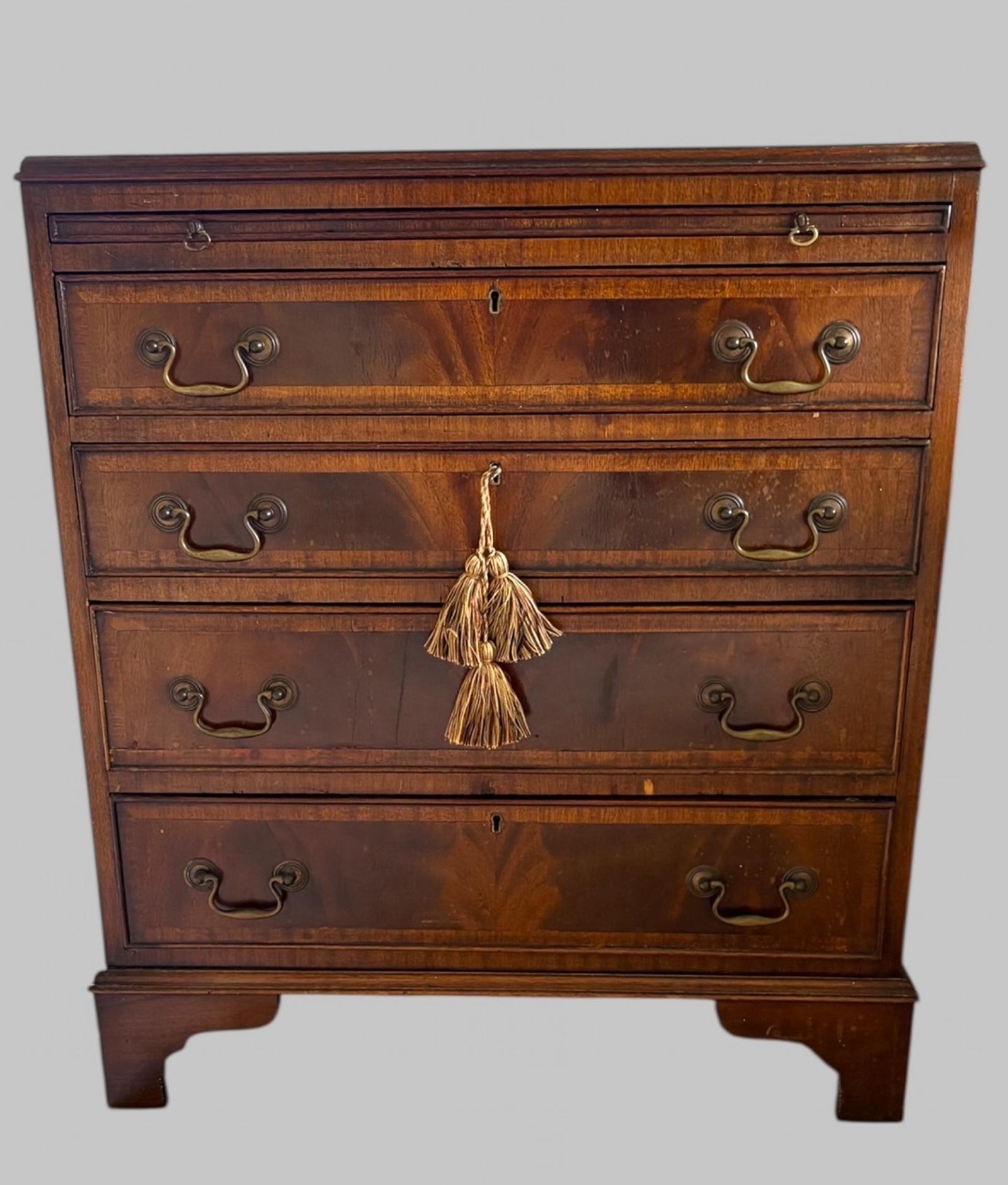 A Small Chest of Drawers/Bachelors Chest (1 of 5)