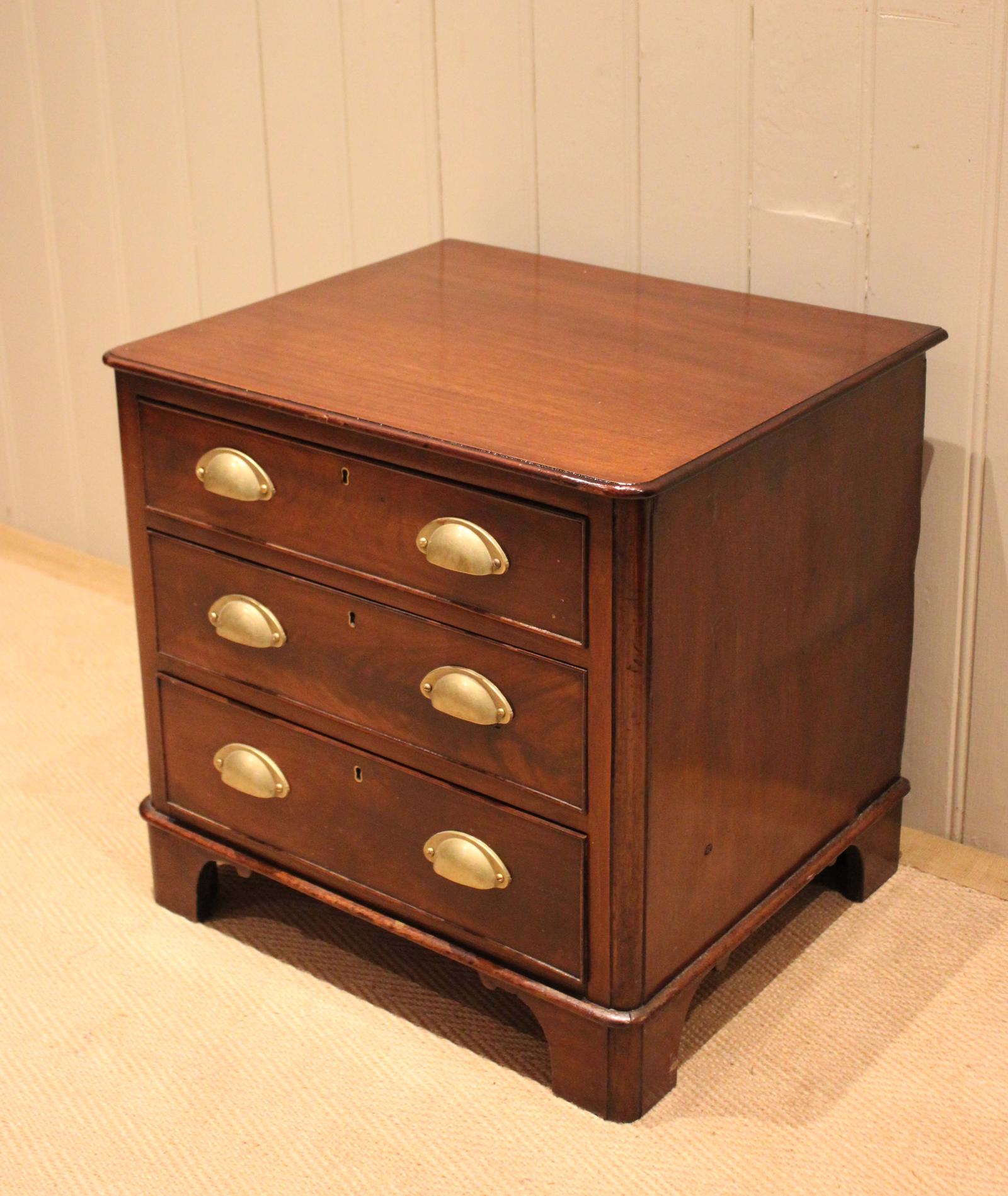 Mid 19th Century Small Low Chest of Drawers (1 of 11) Mid 19th Century Small Low Chest of Drawers (1 of 11)