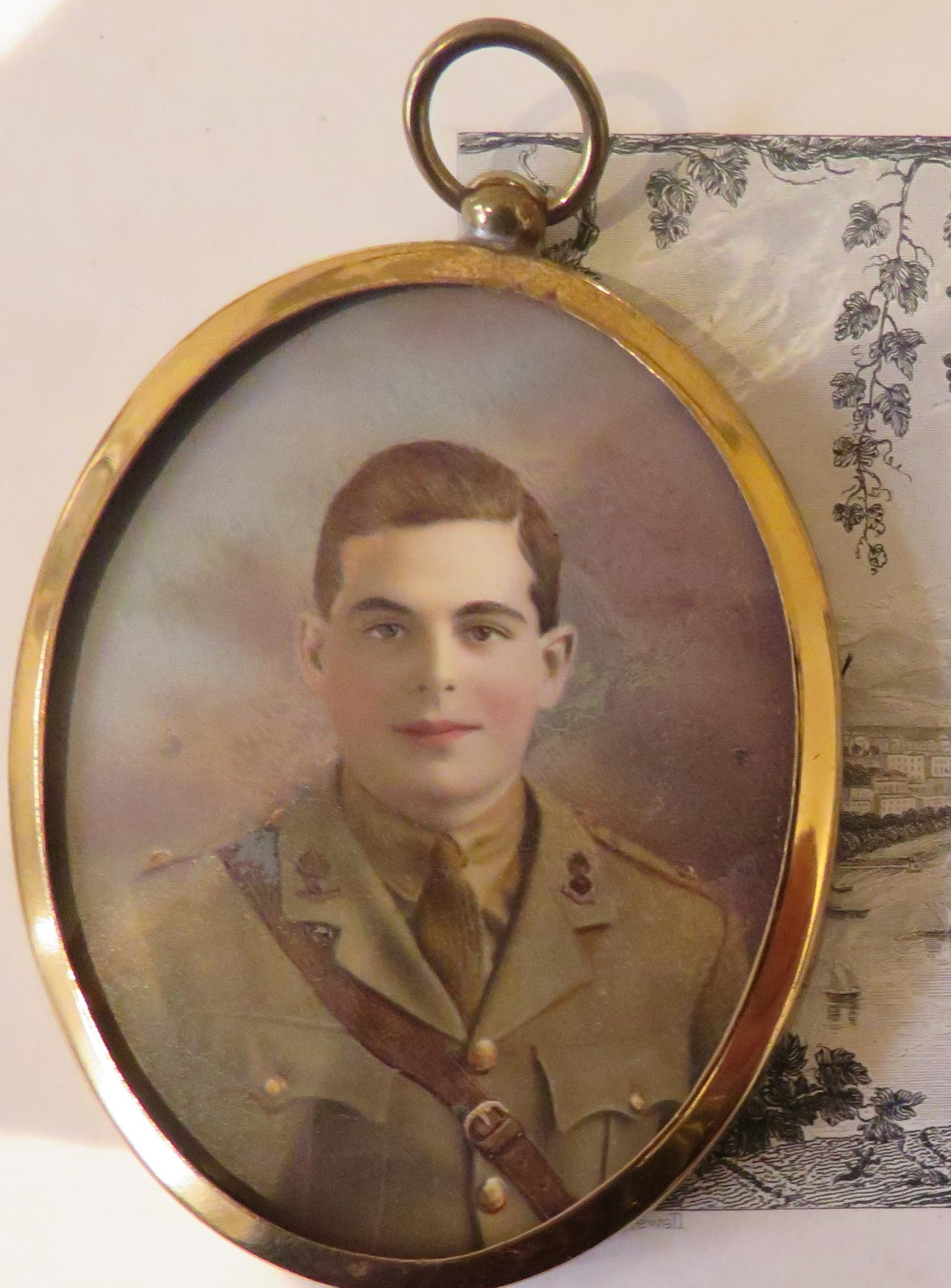 MINIATURE PORTRAIT WW1 OFFICER IN TRAVEL CASE (1 of 3)