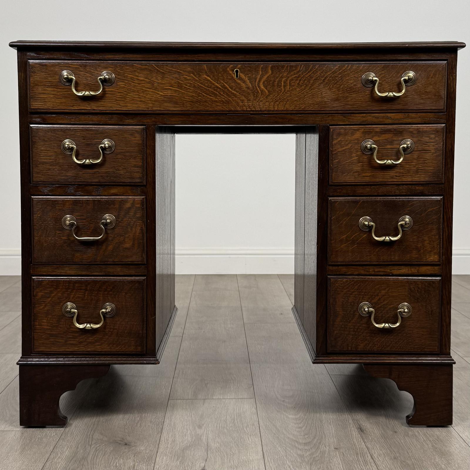 Antique 20th Century Good Quality Kneehole Desk in Oak (1 of 11)