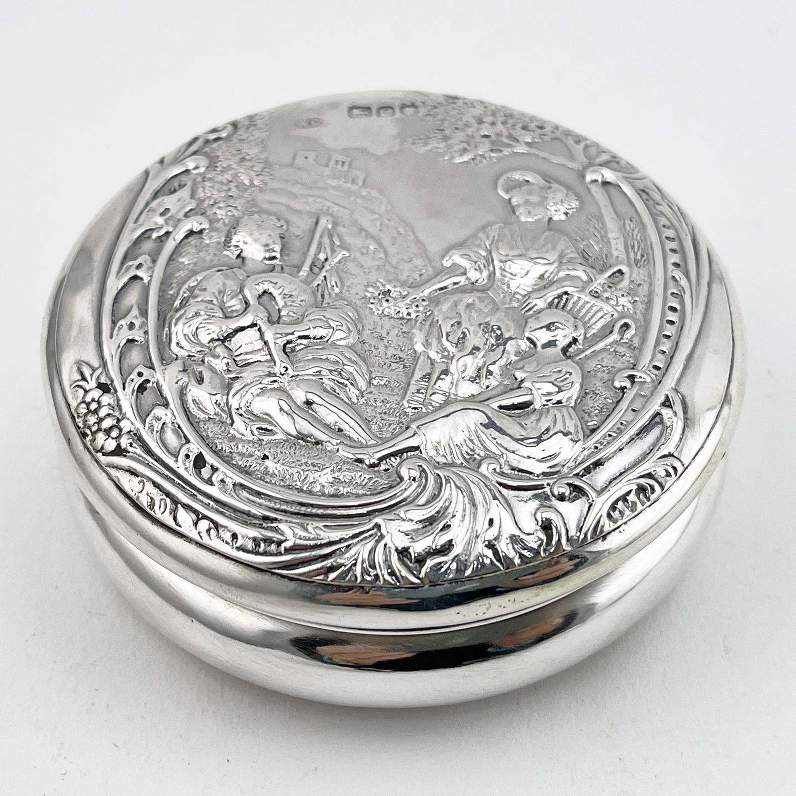 Victorian Silver Trinket Box Featuring a Bagpipe Player (1 of 7) Victorian Silver Trinket Box Featuring a Bagpipe Player (1 of 7)