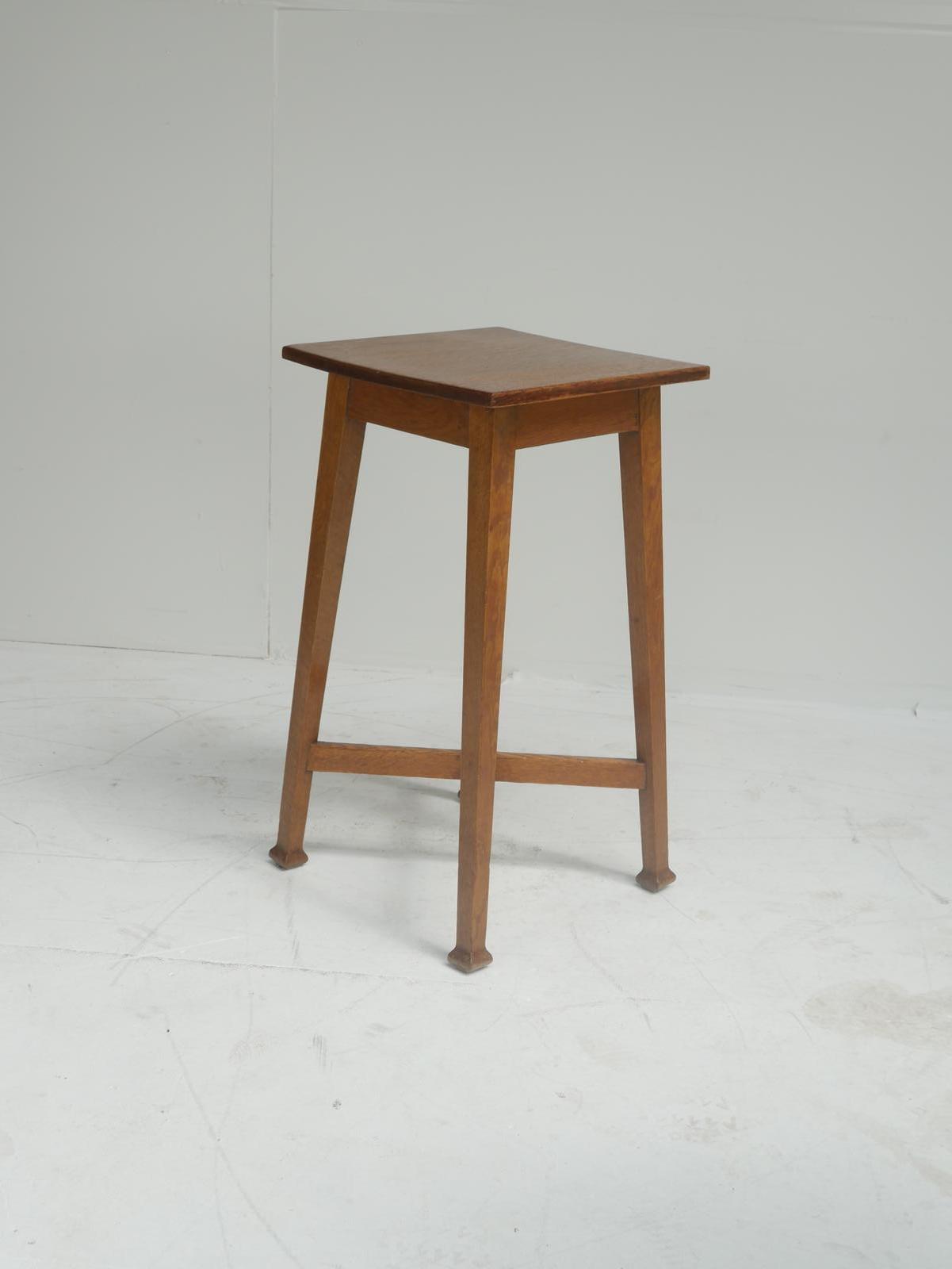 Neat Oak Lamp Table (1 of 8) Neat Oak Lamp Table (1 of 8)