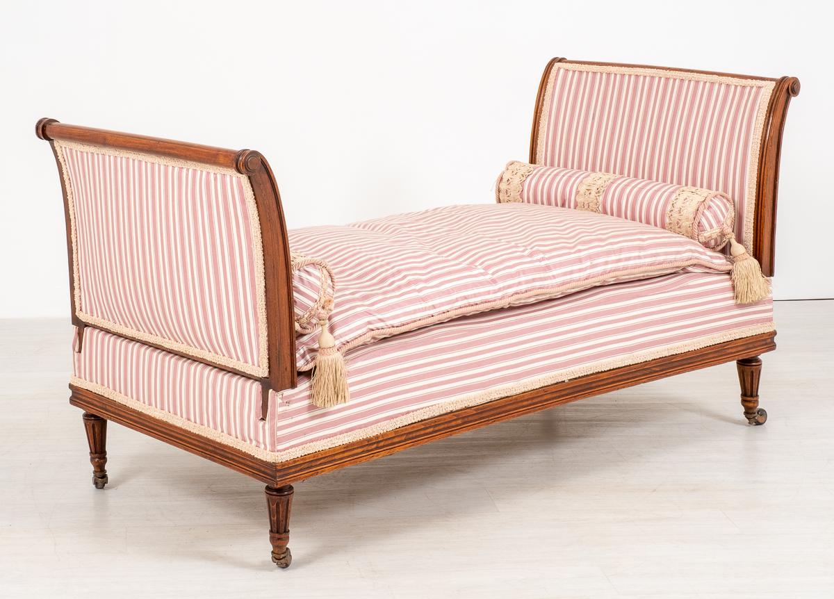 Pretty Walnut French Day Bed (1 of 7) Pretty Walnut French Day Bed (1 of 7)