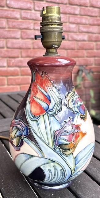 Wonderful Moorcroft Pottery "Red Tulips" Patterned Table Lamp (1 of 5) Wonderful Moorcroft Pottery "Red Tulips" Patterned Table Lamp (1 of 5)