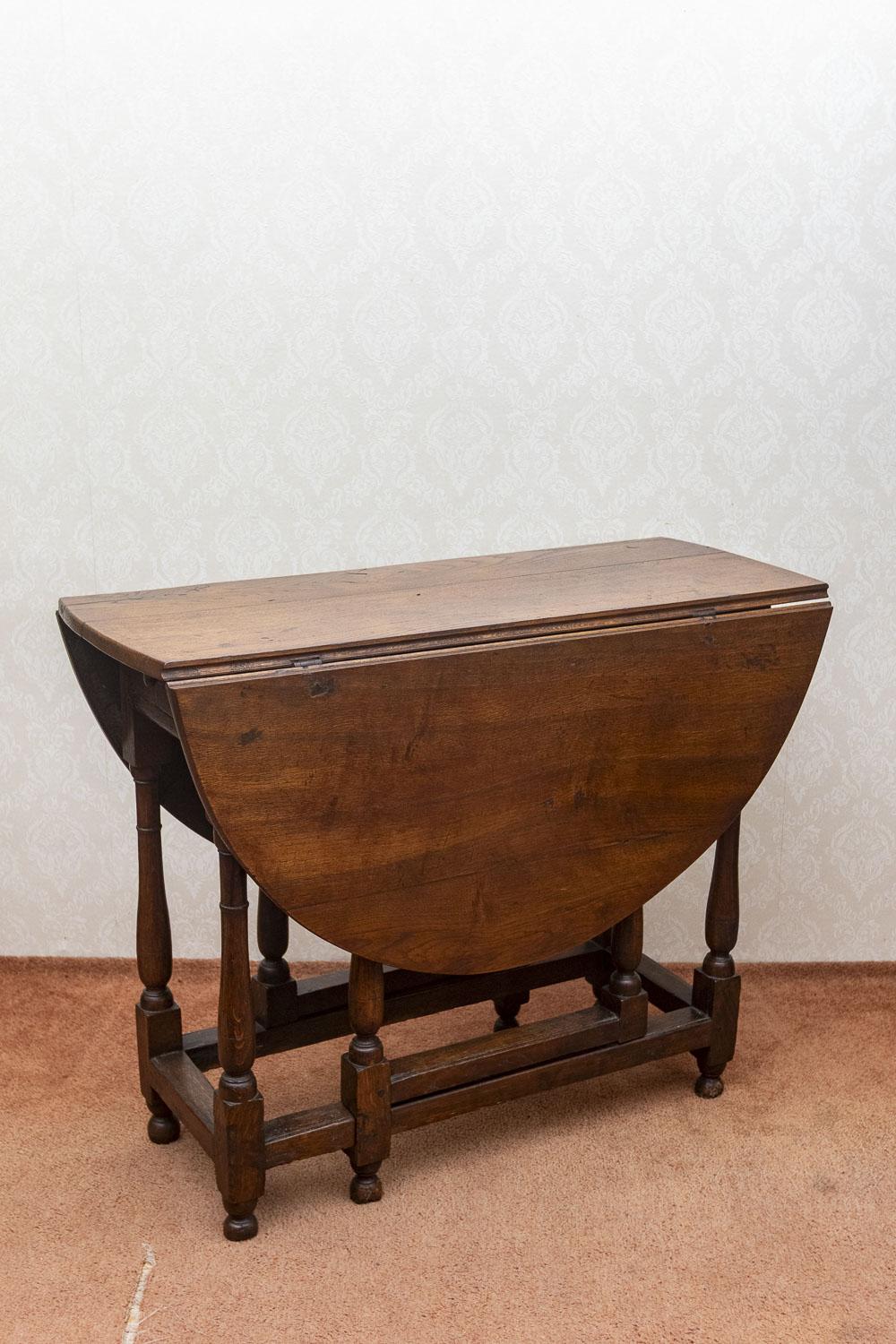 Oak Gateleg Table of Very Useful Size (1 of 8)