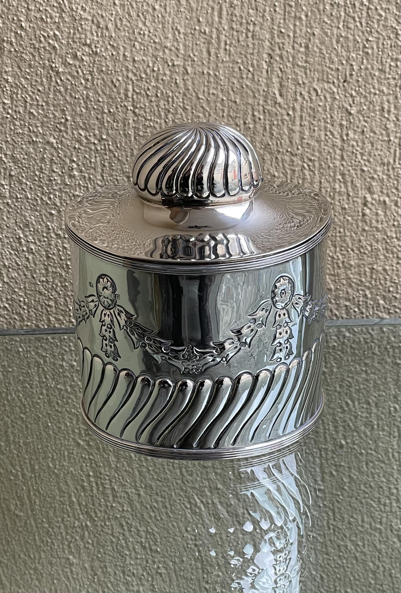 Silver Tea Caddy with Integral Spoon by George Unite (1 of 10) Silver Tea Caddy with Integral Spoon by George Unite (1 of 10)