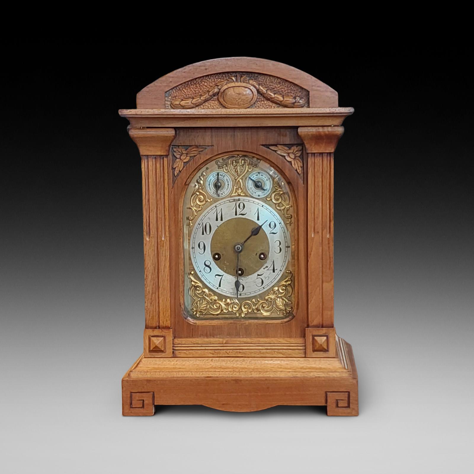 Oak & Brass Face Bracket Mantel Clock (1 of 6) Oak & Brass Face Bracket Mantel Clock (1 of 6)