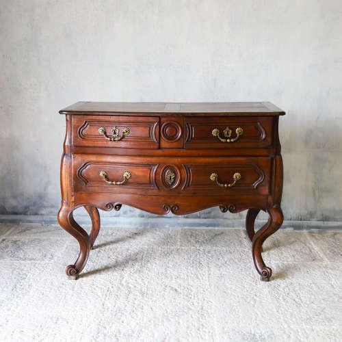 18th Century Italian c.1760 Walnut Commode over Extended Cabriole Legs (1 of 23)