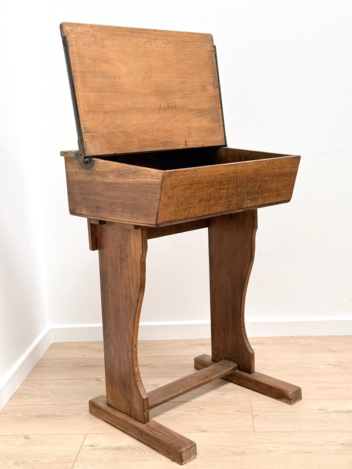 Vintage Mid Century Beech Child's School Desk (1 of 10) Vintage Mid Century Beech Child's School Desk (1 of 10)