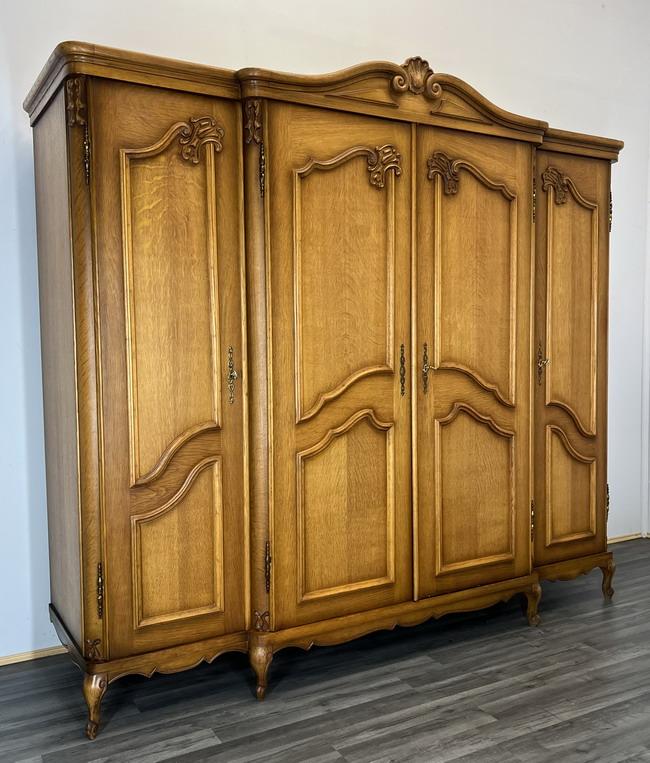 Vintage French Carved 4 Door Armoire Wardrobe (1 of 8) Vintage French Carved 4 Door Armoire Wardrobe (1 of 8)