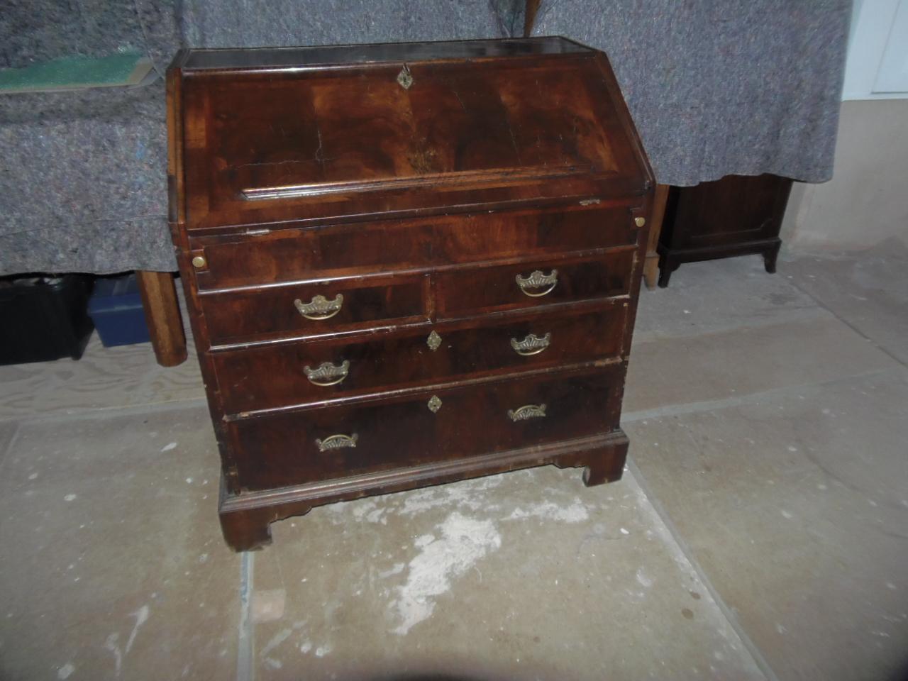 Queen Anne Walnut Bureau - Fine Quality (1 of 8) Queen Anne Walnut Bureau - Fine Quality (1 of 8)