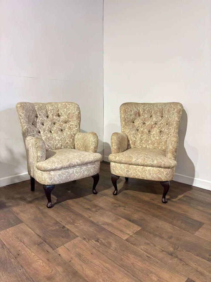 Pair of Vintage Button Backed Armchairs on Cabriole Supports (1 of 19)
