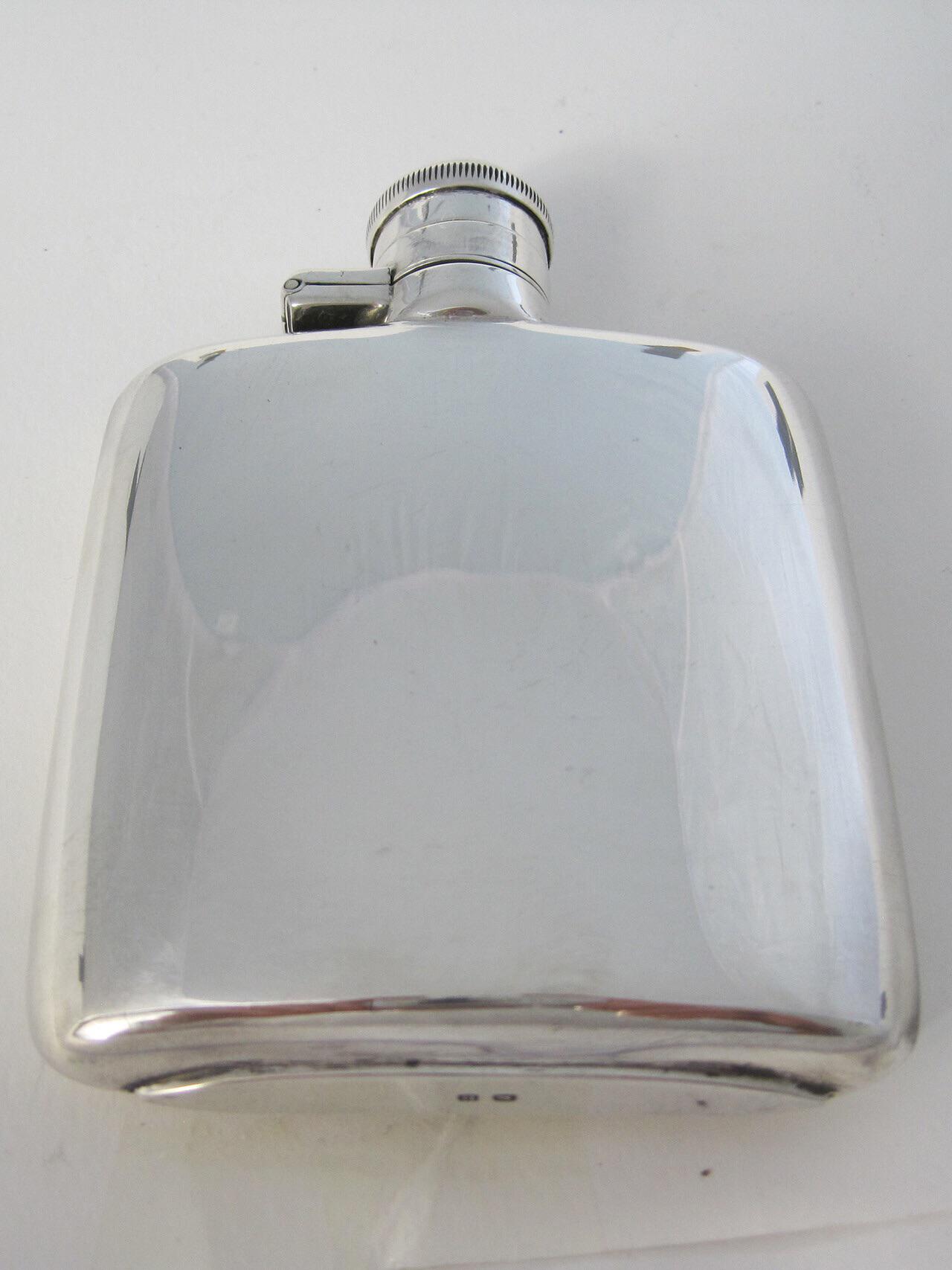 Silver Hip Flask with a Bayonet Style Top (1 of 5) Silver Hip Flask with a Bayonet Style Top (1 of 5)