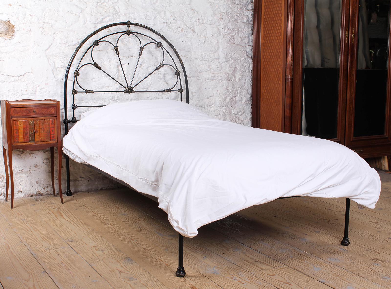 Spectacular Winfield Large Single no End  Bed (1 of 7)