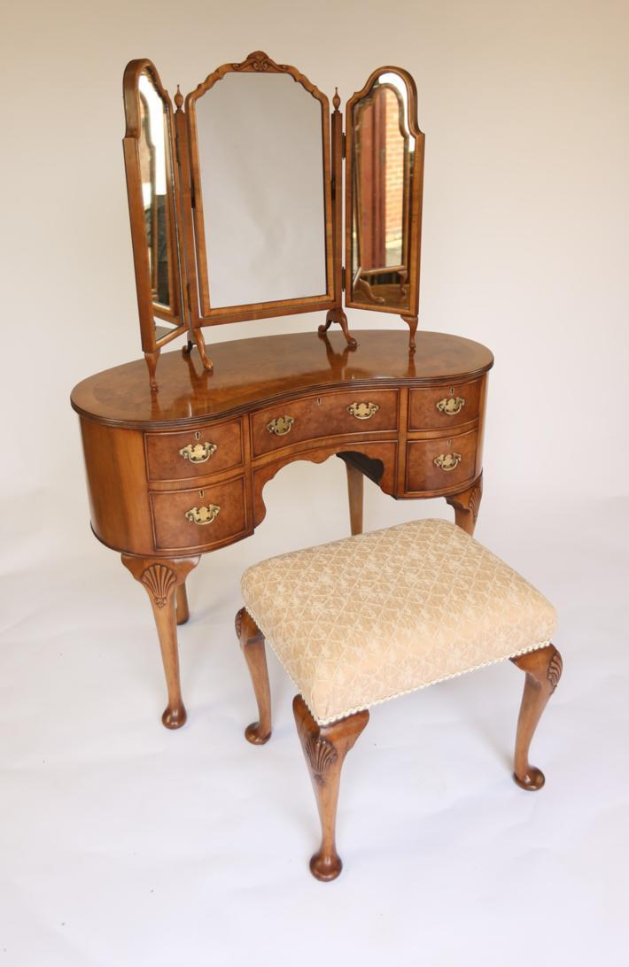 Queen Anne Style Burr Walnut Dressing Table with Stool 1930s (1 of 11) Queen Anne Style Burr Walnut Dressing Table with Stool 1930s (1 of 11)