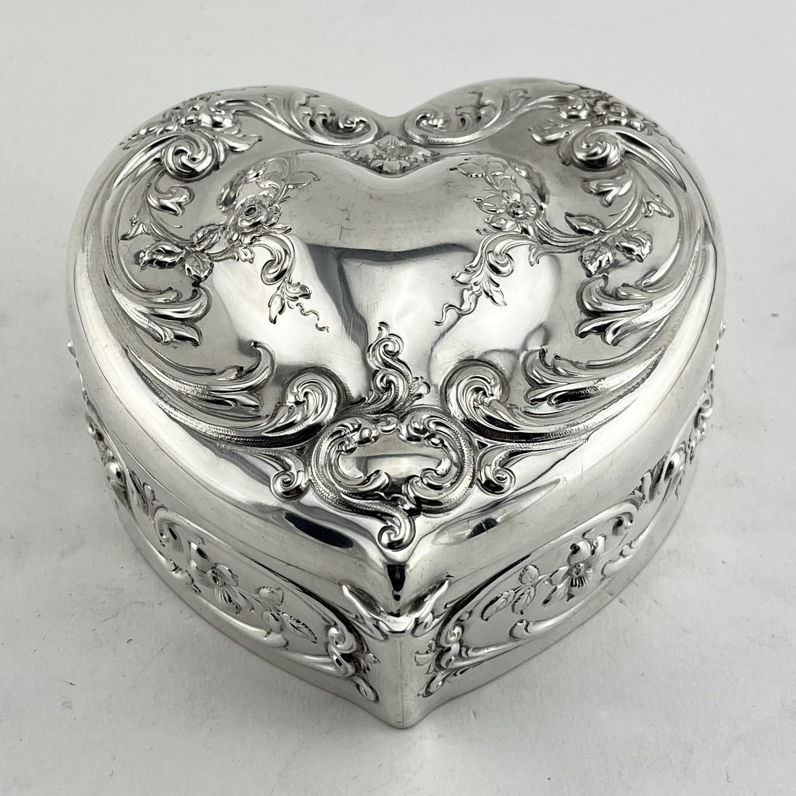Impressive Sterling Silver Silk Lined Jewellery or Trinket Box (1 of 9)