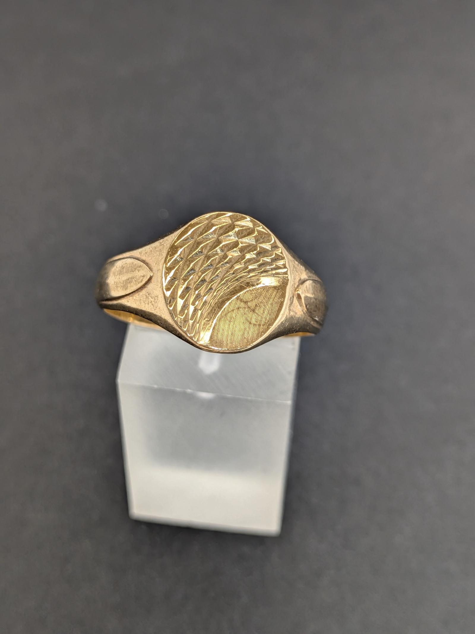 Elegant 9ct Gold Signet Ring (1 of 9) Elegant 9ct Gold Signet Ring (1 of 9)