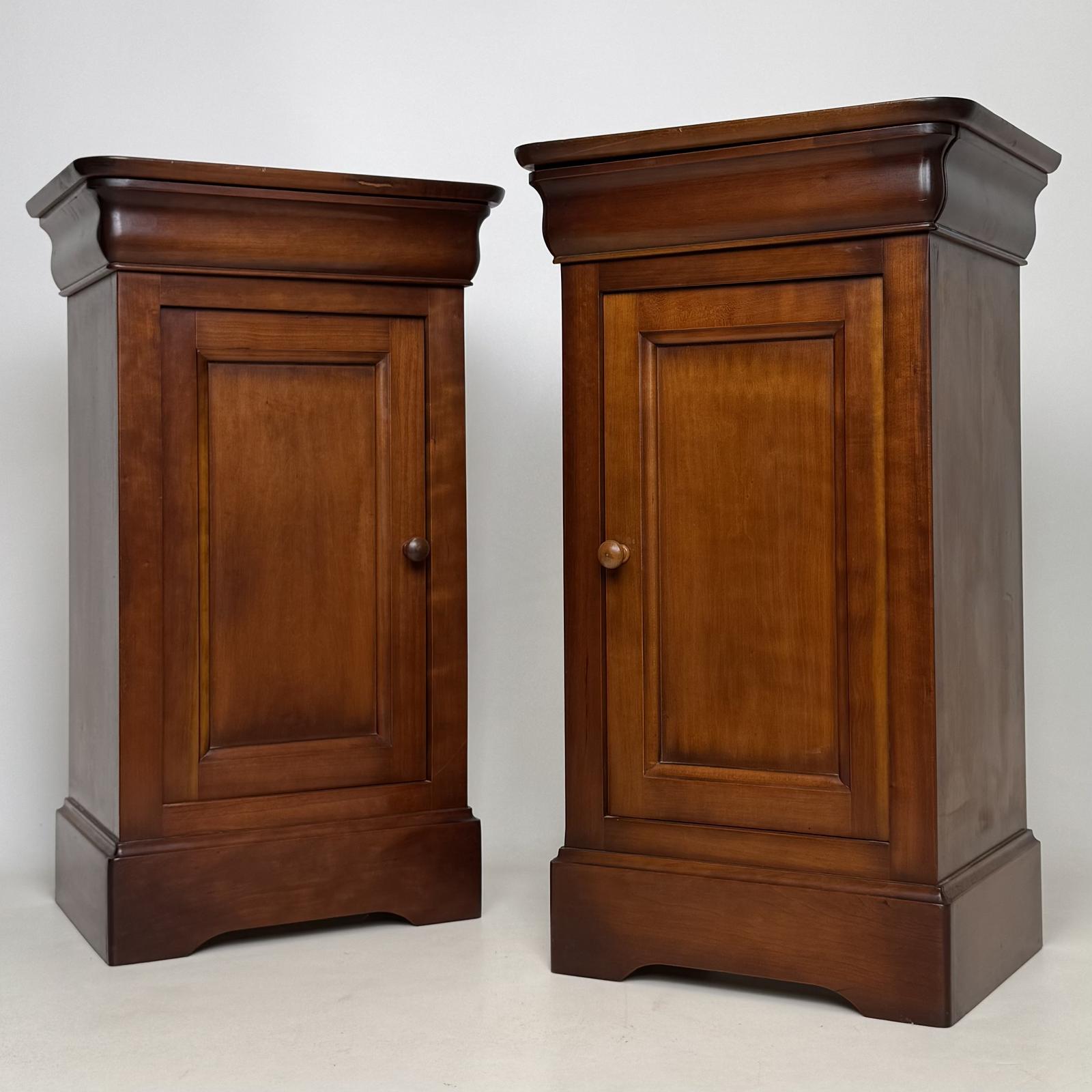 Vintage 20th Century Pair of Bedside Cabinets in Mahogany (1 of 12) Vintage 20th Century Pair of Bedside Cabinets in Mahogany (1 of 12)