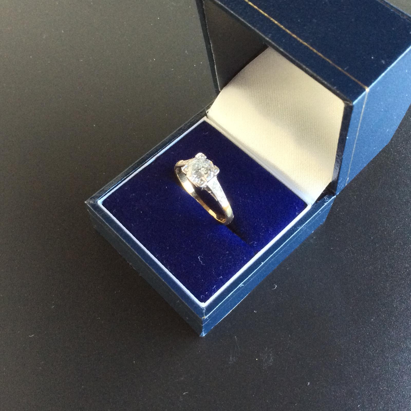 Diamond Solitaire One Carat Size (natural) (1 of 4)