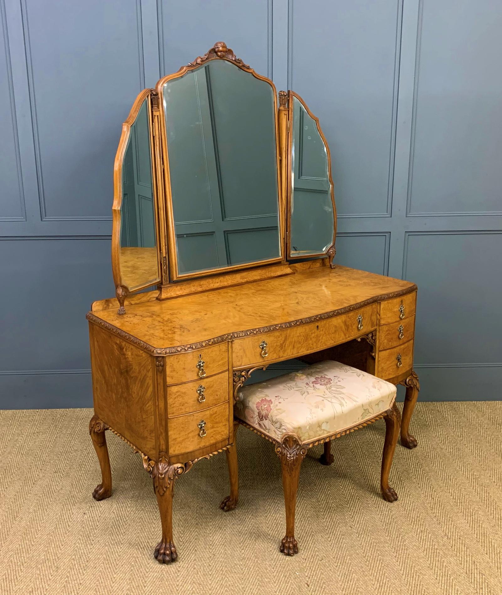 Queen Anne Style Burr Walnut Dressing Table by Beresford and Hicks (1 of 18) Queen Anne Style Burr Walnut Dressing Table by Beresford and Hicks (1 of 18)